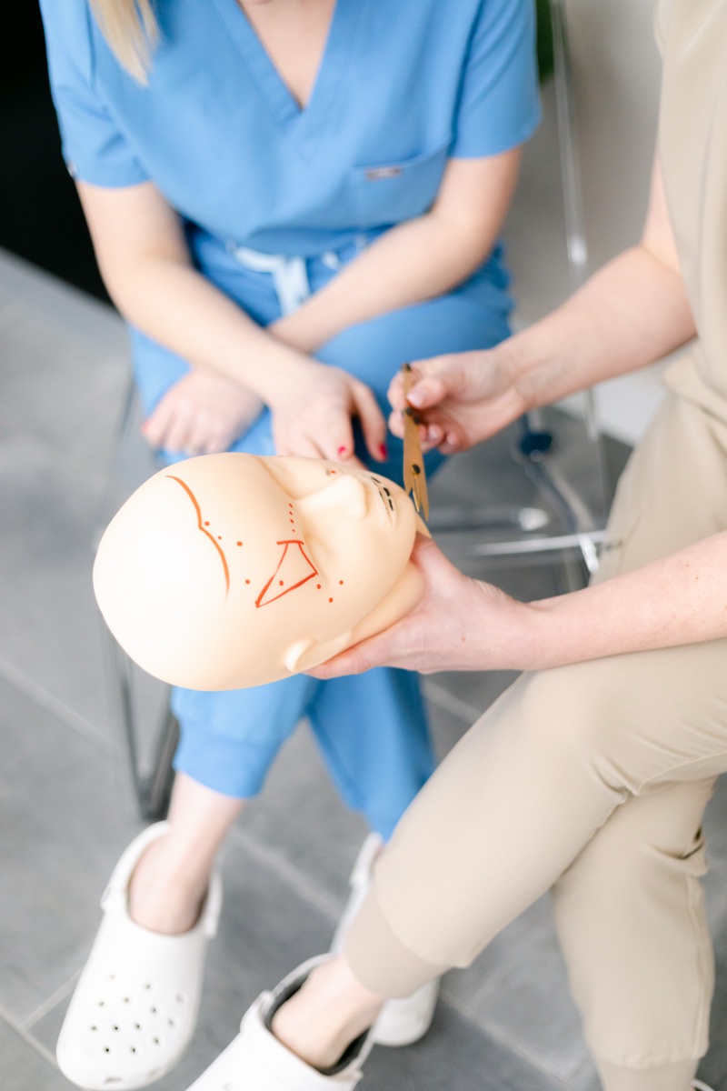Hands-on anatomy teaching with a training head